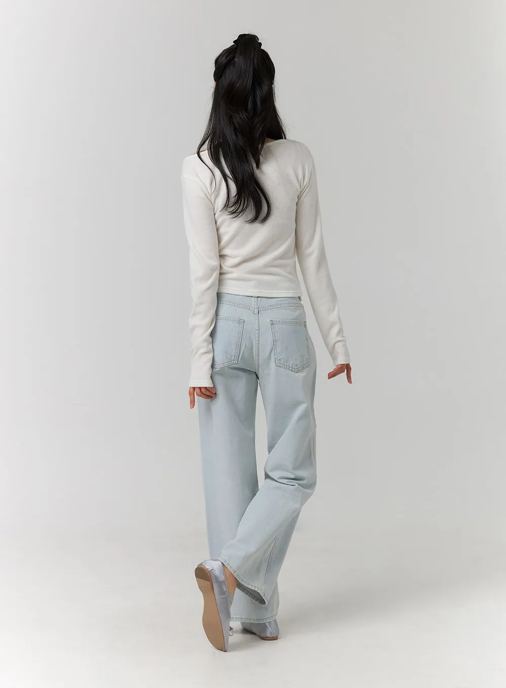 Light Washed Straight Leg Jeans OJ422